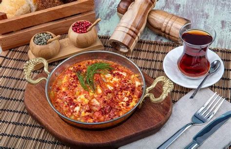 menemen reteta|Menemen, omleta nelipsita de la micul dejun traditional turcesc.